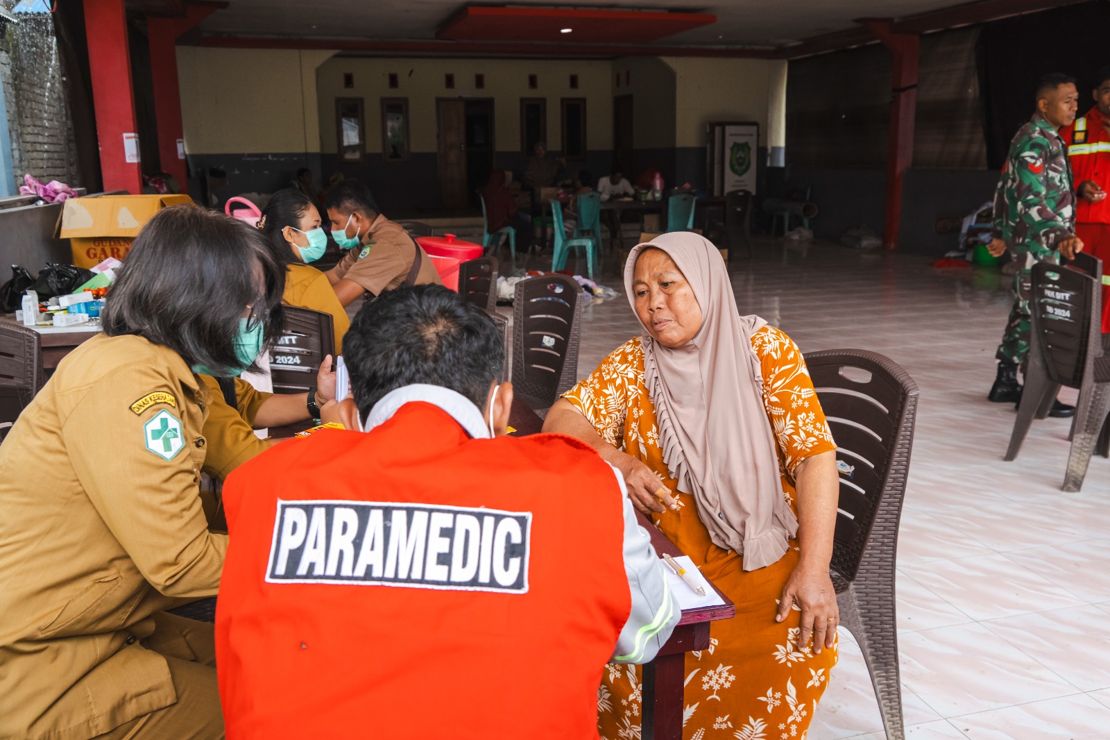 Warga Desa Tongute Ternate yang terdampak banjir, Arfia Jalal, diperiksa Tim Paramedic Harita Nickel