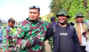 Foto: Zam Zam Mubarak bersama Letnan Jenderal Kunto Arief, Panglima Komando Gabungan Wilayah Pertahanan I, ketika memberikan dukungan operasi pasca bencana kepada TNI saat perbaikan akses Vital Jalan KKA (Bener Meriah - Lhokseumawe)