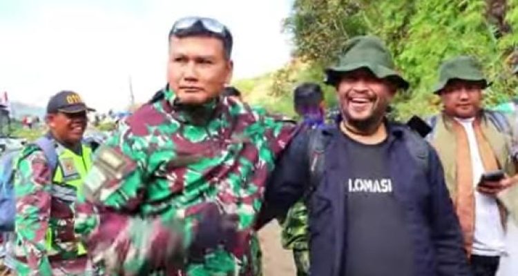 Foto: Zam Zam Mubarak bersama Letnan Jenderal Kunto Arief, Panglima Komando Gabungan Wilayah Pertahanan I, ketika memberikan dukungan operasi pasca bencana kepada TNI saat perbaikan akses Vital Jalan KKA (Bener Meriah - Lhokseumawe)