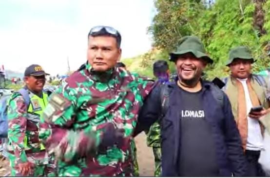 Foto: Zam Zam Mubarak bersama Letnan Jenderal Kunto Arief, Panglima Komando Gabungan Wilayah Pertahanan I, ketika memberikan dukungan operasi pasca bencana kepada TNI saat perbaikan akses Vital Jalan KKA (Bener Meriah - Lhokseumawe)