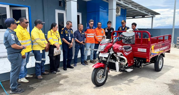 PT NHM secara resmi menyerahkan bantuan satu unit motor roda dua tiga jenis Viar