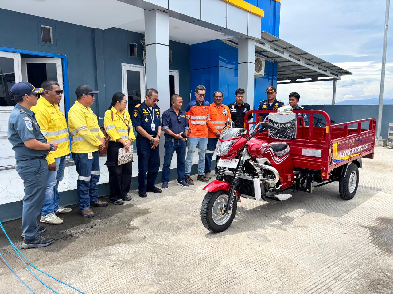 PT NHM secara resmi menyerahkan bantuan satu unit motor roda dua tiga jenis Viar